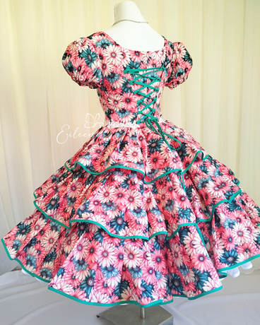 Vestidos de cueca para niña y mujer confeccionados en Chile, diseños exclusivos de huasa chilena, trajes folclóricos elegantes para Fiestas Patrias, competencias y presentaciones.