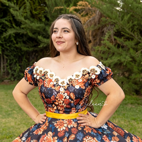 Vestidos de cueca para niña y mujer confeccionados en Chile, diseños exclusivos de huasa chilena, trajes folclóricos elegantes para Fiestas Patrias, competencias y presentaciones.