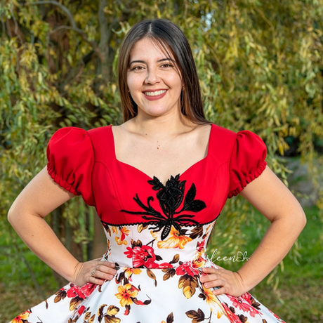 Vestidos de cueca para niña y mujer confeccionados en Chile, diseños exclusivos de huasa chilena, trajes folclóricos elegantes para Fiestas Patrias, competencias y presentaciones.