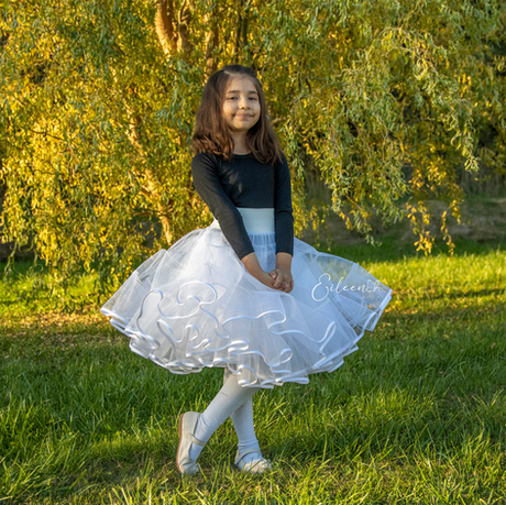 Falsos de cueca confeccionados en Chile para niña y mujer, realizados en cancán mexicano para lograr mayor volumen, movimiento y elegancia en vestidos huasos y presentaciones folclóricas.