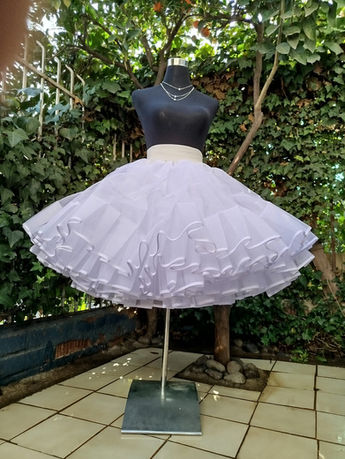 Falsos de cueca confeccionados en Chile para niña y mujer, realizados en cancán mexicano para lograr mayor volumen, movimiento y elegancia en vestidos huasos y presentaciones folclóricas.