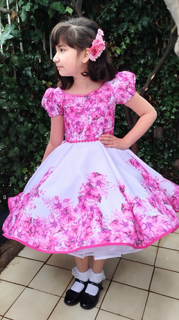 Vestidos de cueca para niña y mujer confeccionados en Chile, diseños exclusivos de huasa chilena, trajes folclóricos elegantes para Fiestas Patrias, competencias y presentaciones.