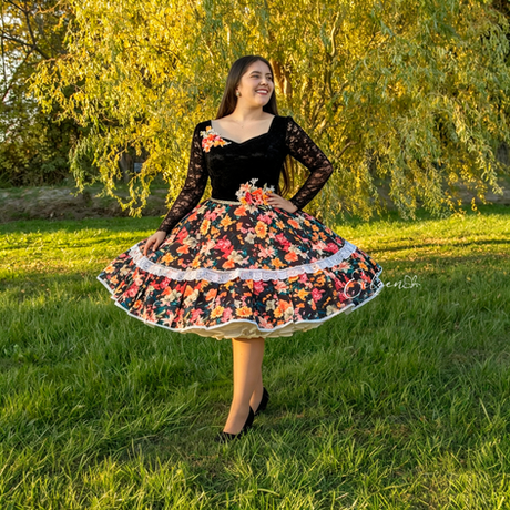 Vestidos de cueca para niña y mujer confeccionados en Chile, diseños exclusivos de huasa chilena, trajes folclóricos elegantes para Fiestas Patrias, competencias y presentaciones.