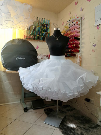 Falsos de cueca confeccionados en Chile para niña y mujer, realizados en cancán mexicano para lograr mayor volumen, movimiento y elegancia en vestidos huasos y presentaciones folclóricas.