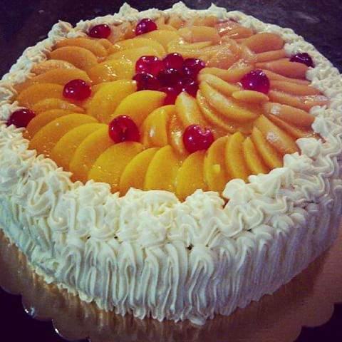 Dulce frío con merengue y frutas para cualquier ocasión