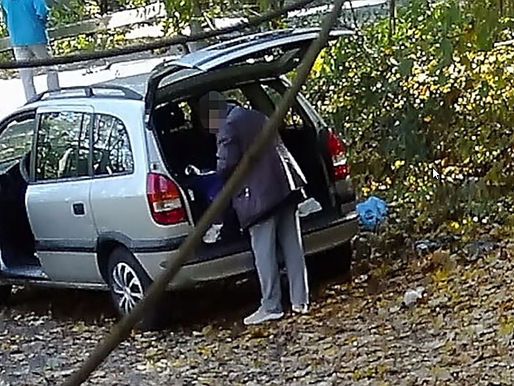 Fotopułapka „złapała” ją przy porządkach w bagażniku. To było drogie „czyszczenie” samochodu…