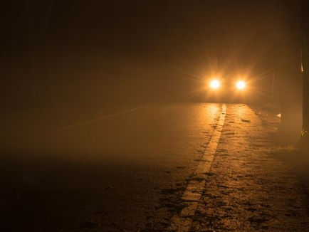 Nieprawidłowe światła w samochodzie, to mandat i punkty karne na 2 lata. Na co zwrócić uwagę?