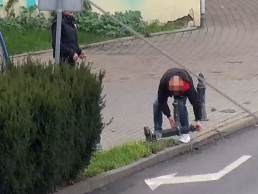 Każdy głupek chciał mieć słupek? Dziwne zachowanie mężczyzn na Rondzie Jagiellonów?