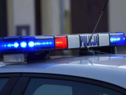 Ledwie trzymając się na nogach wysiadł z auta, żeby kupić alkohol. Widział to policjant...