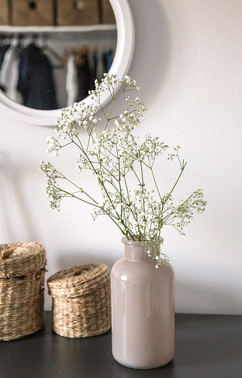 white flowers in white ceramic vase_edit