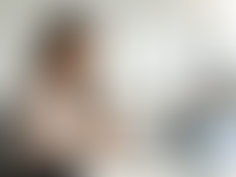 ผู้หญิงเอเชียทำงานรีโมตจากบ้านด้วยแล็ปท็อปในบรรยากาศสบายๆ