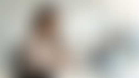 ผู้หญิงเอเชียทำงานรีโมตจากบ้านด้วยแล็ปท็อปในบรรยากาศสบายๆ