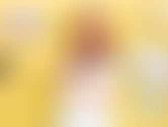 ผู้หญิงสวมเสื้อขาวชี้ไปข้างหน้า ล้อมรอบด้วยมือที่ถือแผนภูมิวงกลม สมาร์ทโฟน นาฬิกา และโทรโข่ง พื้นหลังสีเหลือง โลโก้ Nova Online