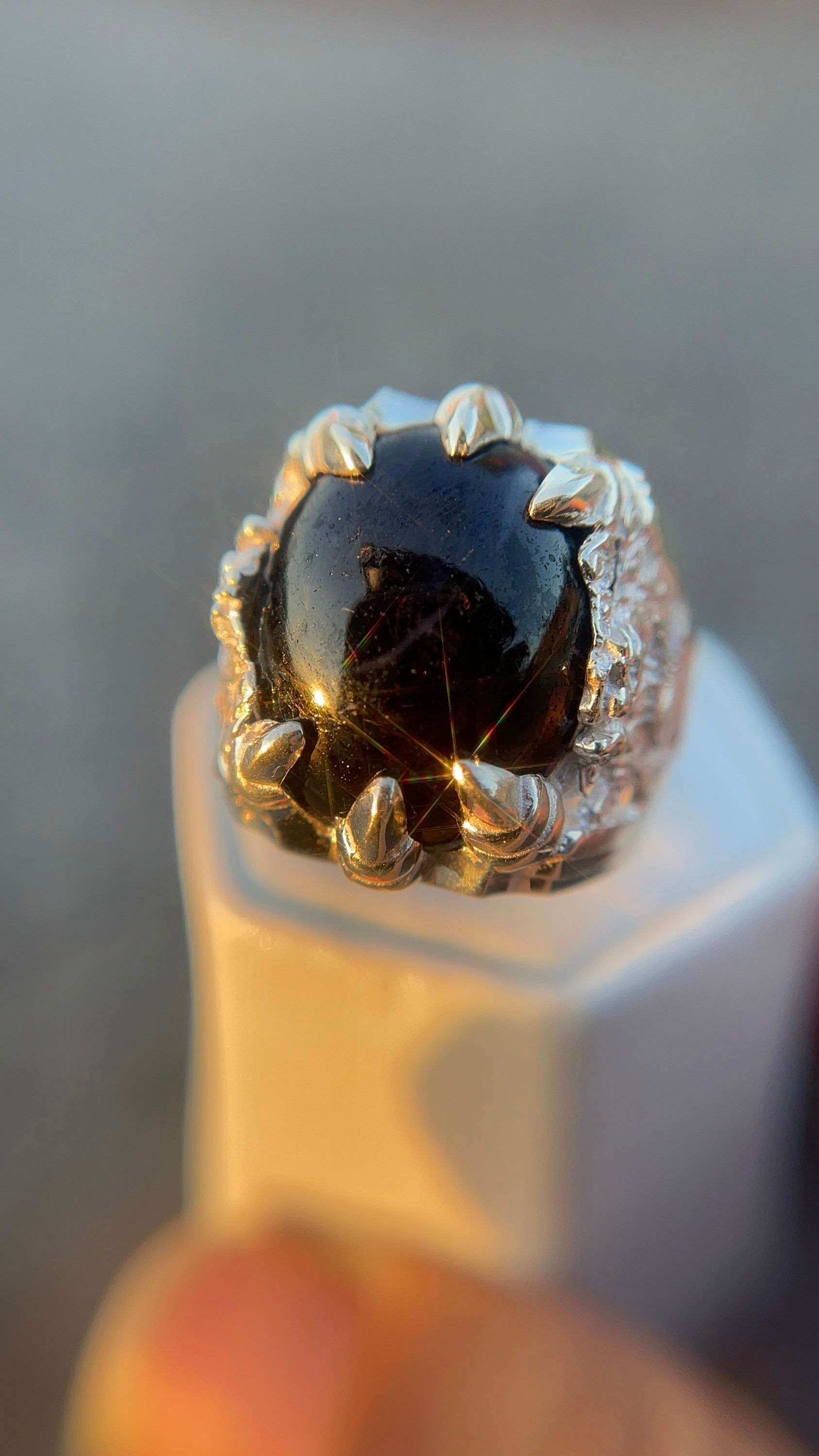 Nhẫn móng rồng ôm ngọc - sapphire đen thiên nhiên , bạc cao cấp