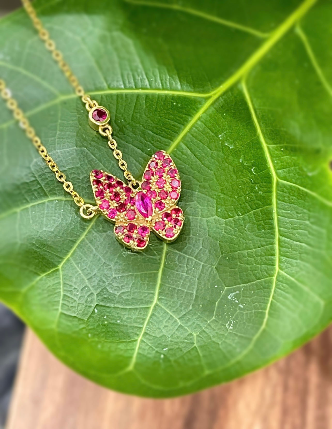 Dây chuyền đính đá Ruby thiên nhiên hồ điệp vàng 10 K