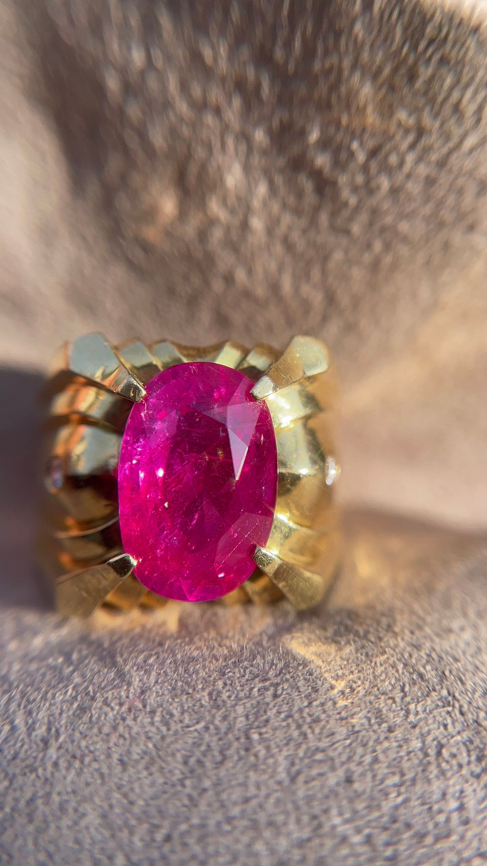 Nhẫn Ruby thiên nhiên 7.15 carat. Vàng 18K .ms 14