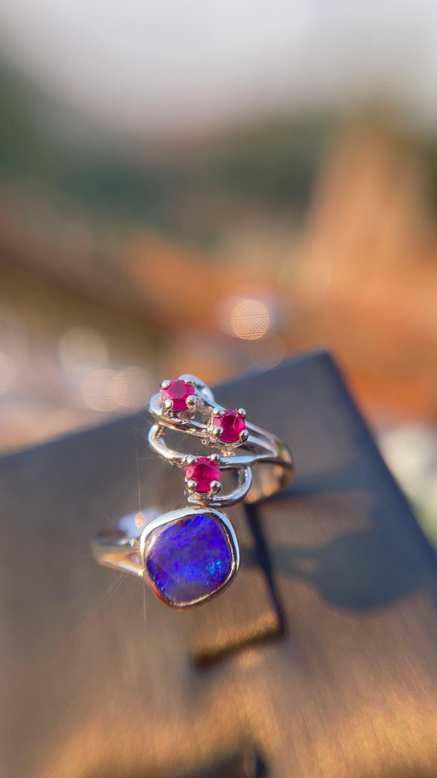 Nhẫn vàng trắng 14K tl 7.7p , Opal Úc phối Ruby Facet thiên nhiên mkg 6008