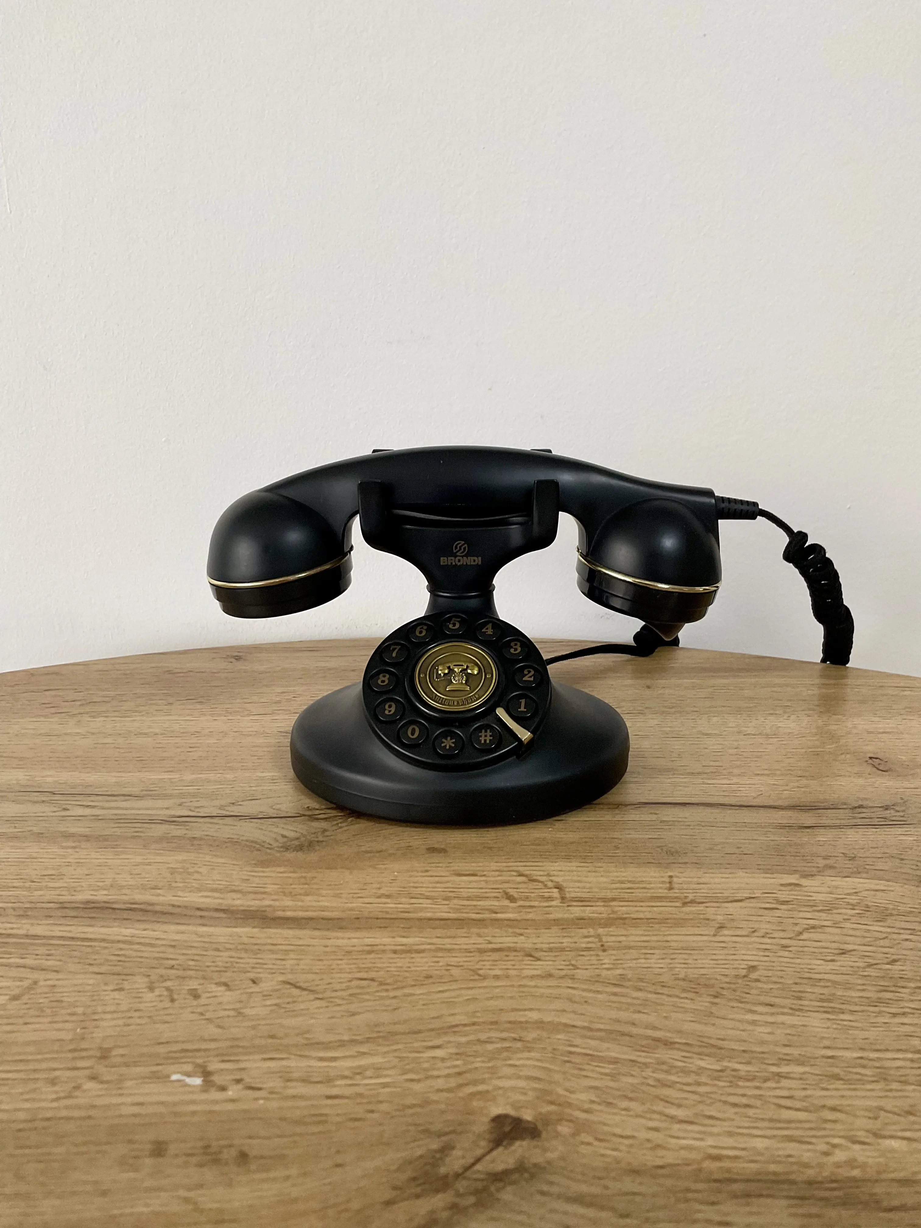 Téléphone vintage noir avec le combiné posé sur son socle