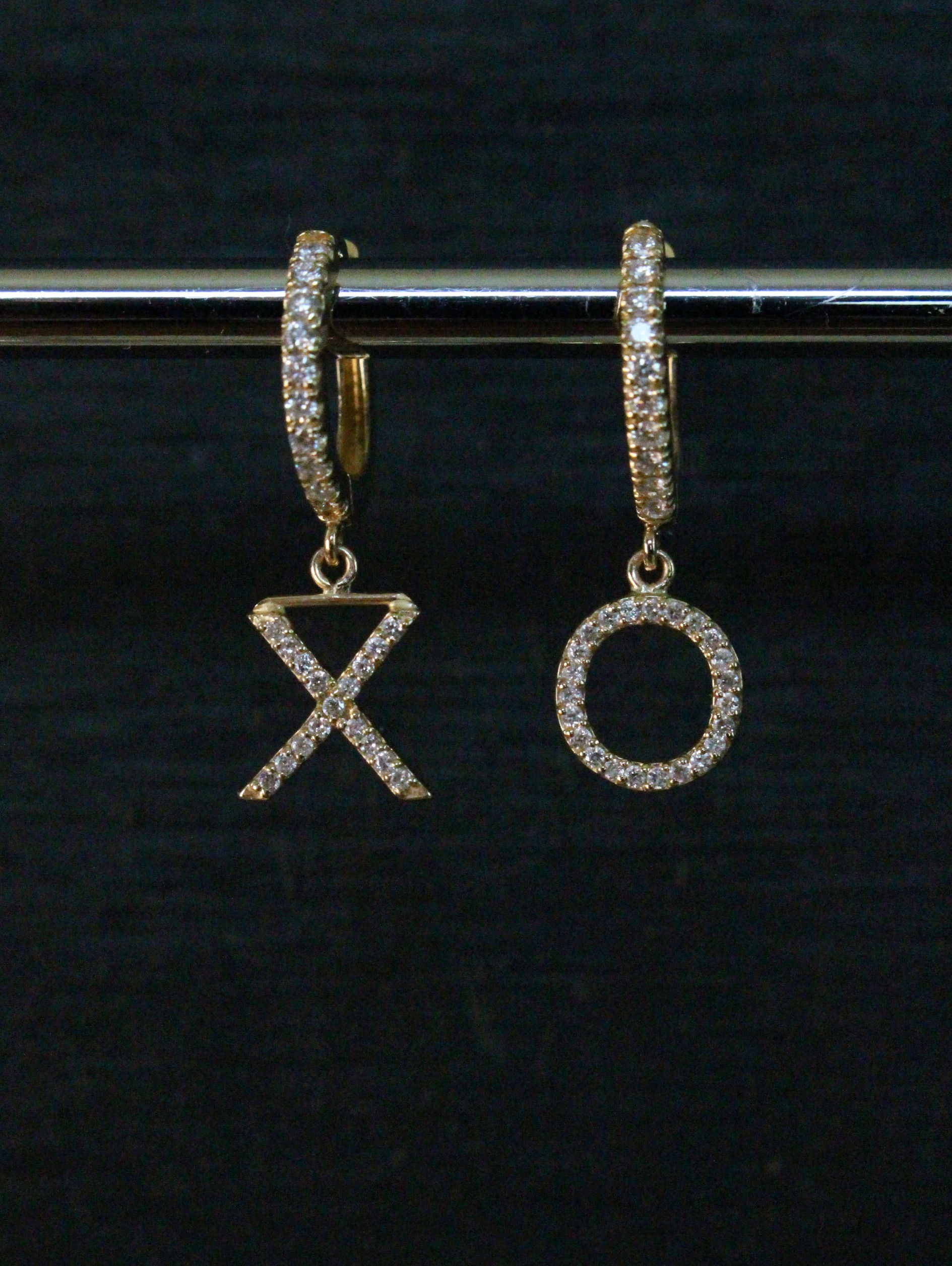 14K DIAMOND. SIGNATURE SPARKLE HUGGIES