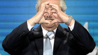 HUMOR POLÍTICO: TOPO OLÍMPICO El Topo Alberto se pasó cuatro años vendiendo la imagen del profesor de derecho moderado. Ahí lo tenés al estadista.