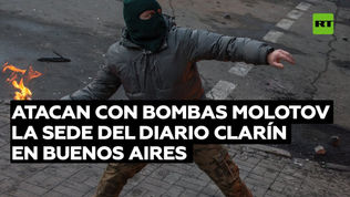 GRAVE... MUY GRAVE: ENCAPUCHADOS ATACARON EL EDIFICIO DEL DIARIO CLARÍN CON BOMBAS MOLOTOV -23/11/21