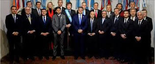 LO QUE FUE TRAGEDIA AHORA ES FARSA. EL "PACTO" DE MILEI: LA HISTORIA REPETIDA DE LA ZANAHORIA PARA LAS PROVINCIAS 
