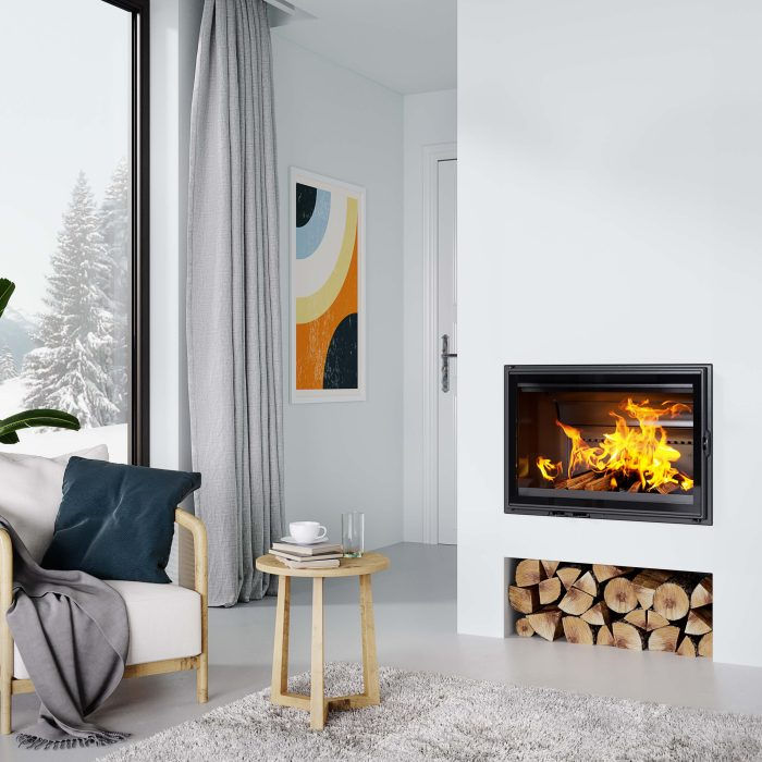 Insert à bois encastré dans un salon moderne blanc.
