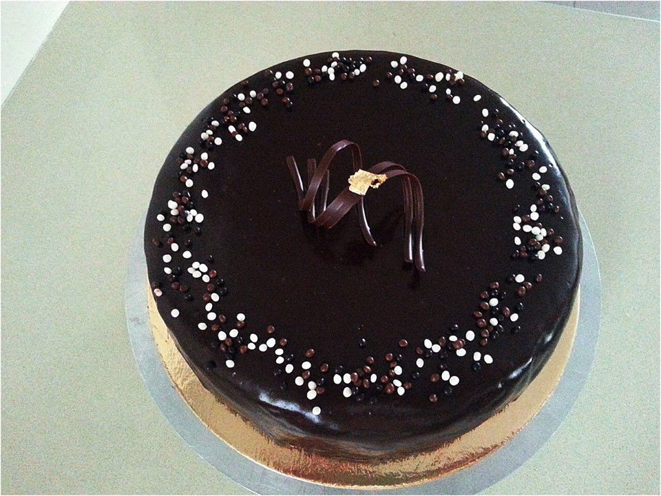 מוס שוקולד מריר וקרם בורלה