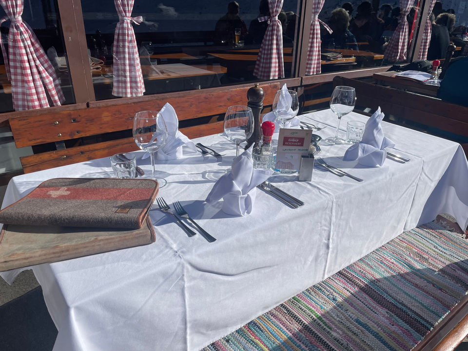 hübsch gedeckter Tisch mit weissen Tischdecken