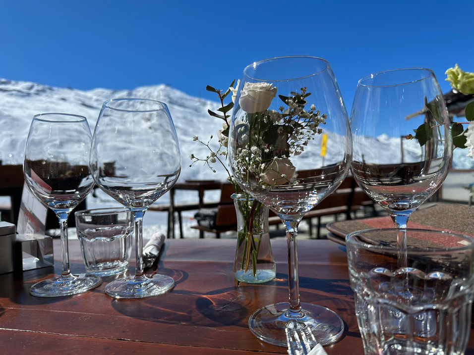 leere Weingläser stehen auf dem Tisch bereit für den Wein