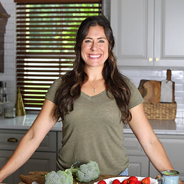 Jessie's headshot wearing a green tshirt and brown hair down in her light white cabinet kitchen, Functional nutritionist, Holistic nutritionist, functional nutrition, Nutritionist for gut health, Functional medicine nutritionist, Best dietitian near me, Holistic dietitian