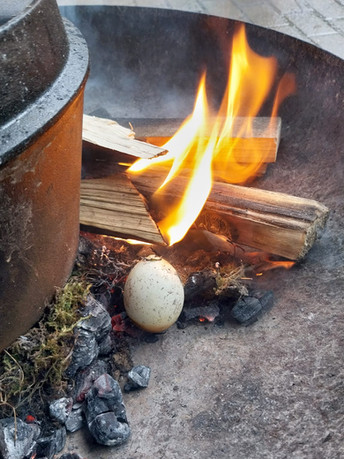 Ei im Feuer gegart