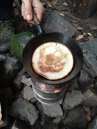 Pfannkuchen in Minipfanne über Feuer