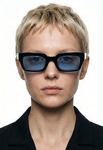freepik__ponle-las-gafas-de-img1-a-img2-__71438.png