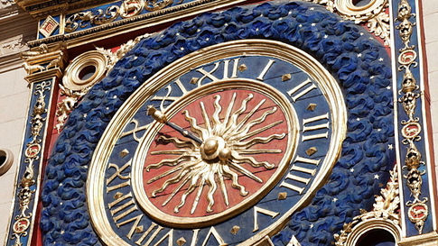 Tuyệt tác sử thi The Gros Horloge & những họa tiết ngụ ngôn tráng lệ