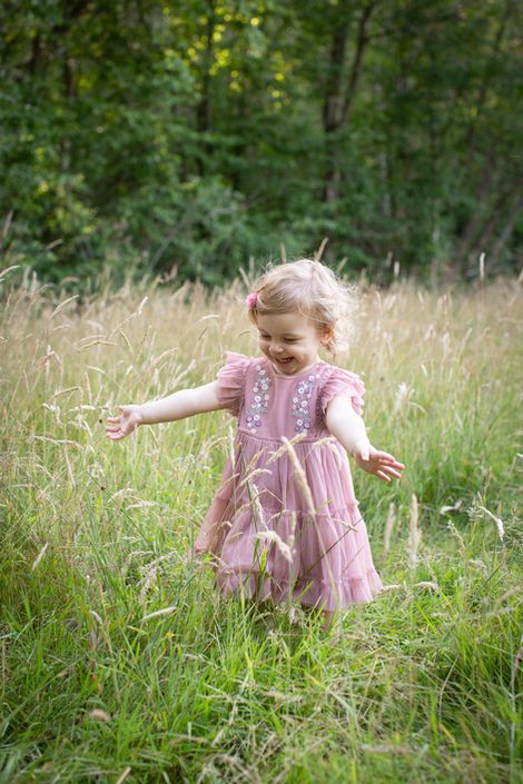 kent-photoshoot-family-toddler-children-meadow