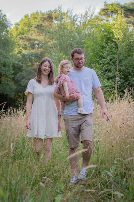 kent-countryside-photo-shoot-evening-golden-hour-toddler