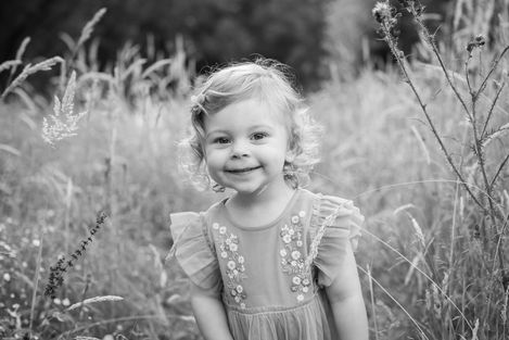 black-and-white-photoshoot-family-natural