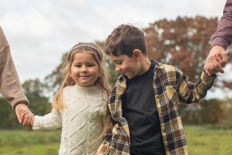 sibling-photo-shoot-autumn-outdoor-kent