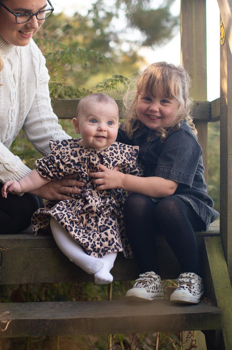 sibling-photography-outdoors-autumn-colours-kent