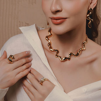 5610 - Brinco Maru
6623 - Colar Maru
4101 - Anel Form Round
4724 - Anel Duas Gotas Martelado