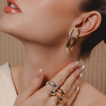 5871 - Brinco Lyra
4724 - Anel Duas Gotas Martelado