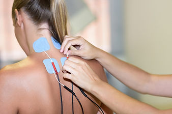 elektrotherapie-frau-nacken-physiotherapie-berlin-hermsdorf