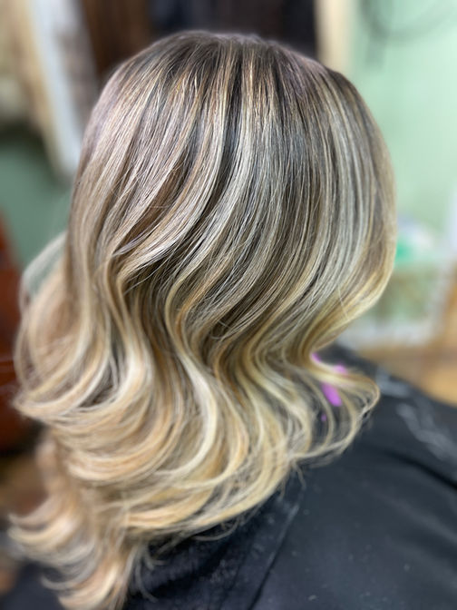 Blonde client with dimensional blonding, featuring a blend of highlights and lowlights for a natural, multi-tonal blonde look.
