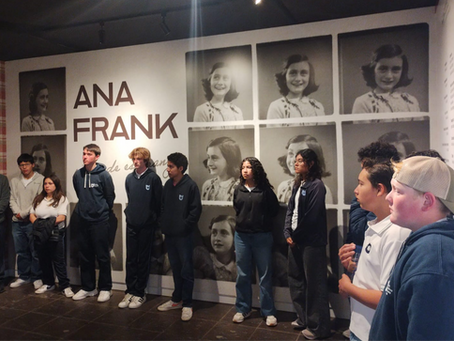 Conectando con la historia: Alumnos de Bachillerato visitan “Ana Frank, Notas de Esperanza”