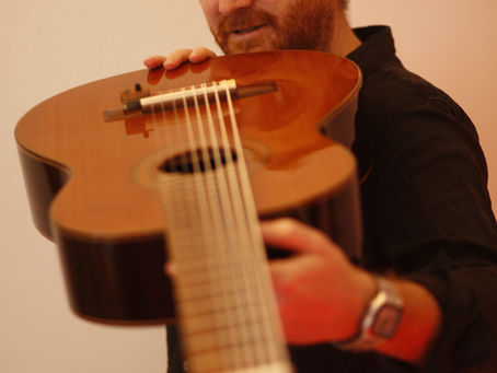 Klasik gitar klavyesinde sol el pozisyonu