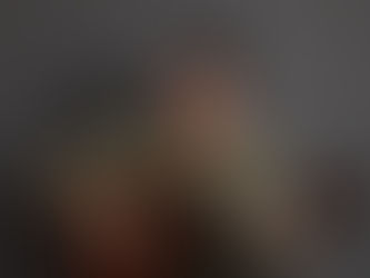 Yetişkin bir öğrenci klasik gitar çalıyor