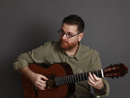 Yetişkin bir öğrenci klasik gitar çalıyor