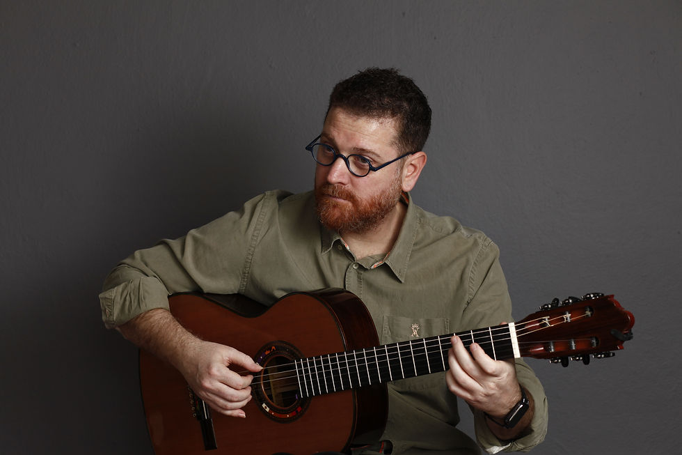 Yetişkin bir öğrenci klasik gitar çalıyor