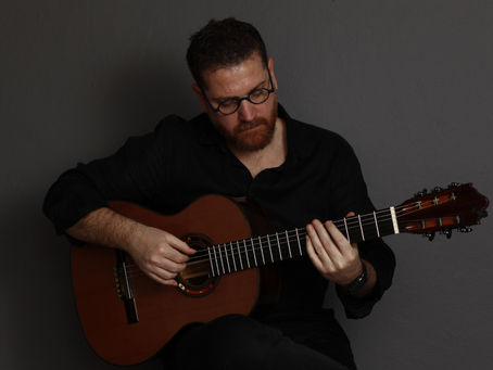 Gitar eğitmeni Hasan Meten klasik gitar çalarken